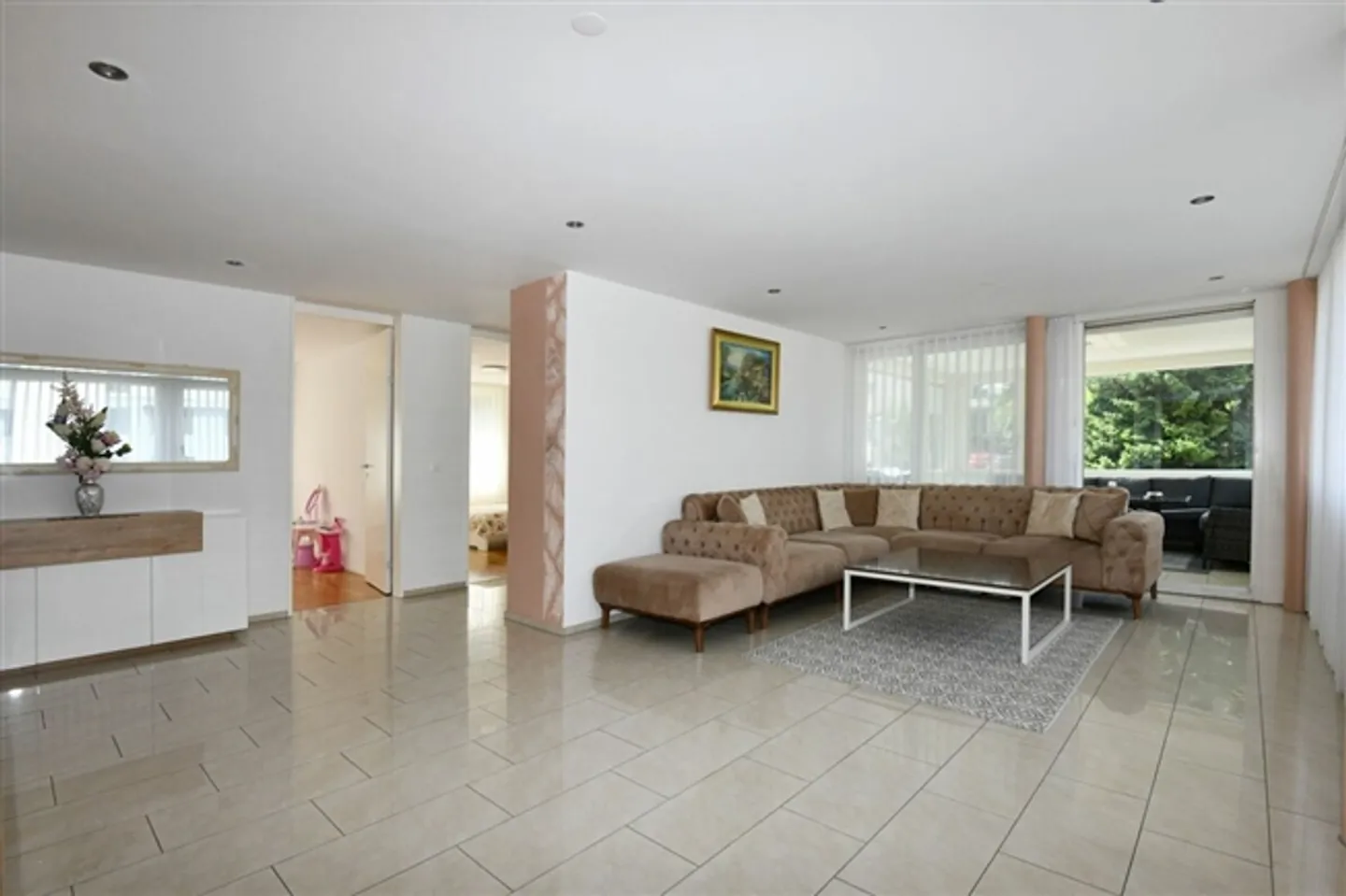 SPACIOUS APARTMENT WITH IDEAL FLOOR PLAN NEAR LAKE - Photo 3 of 9