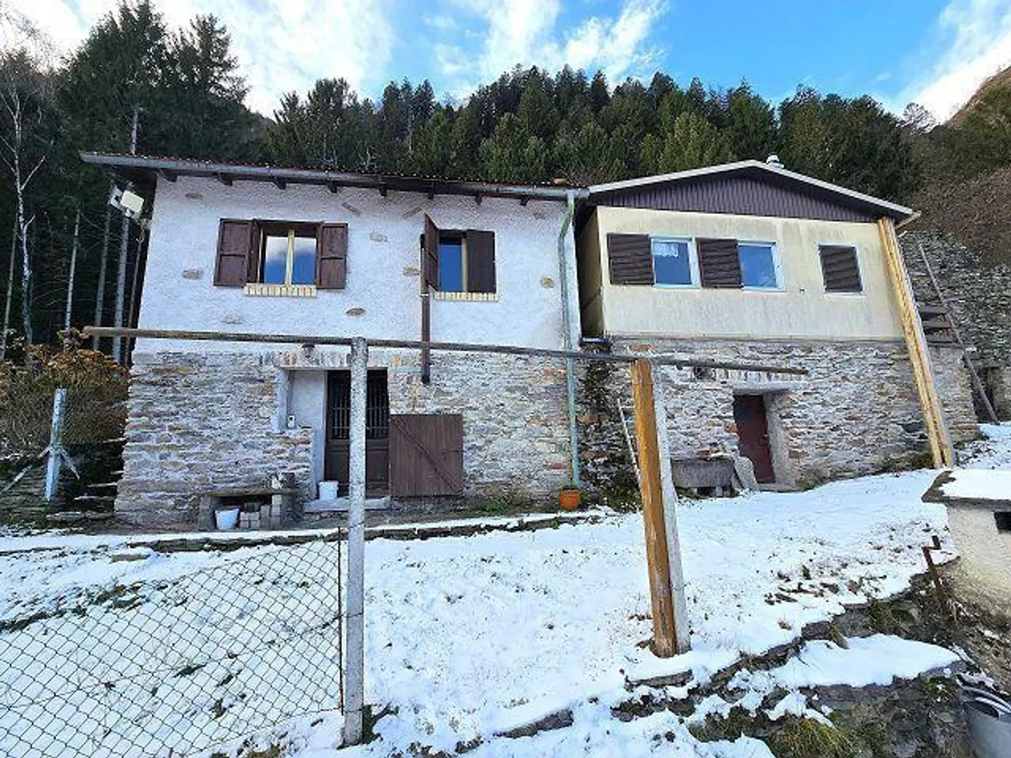 Tre edifici in una posizione isolata con molto terreno ideale per l'allevamento di animali - Foto 1 di 48