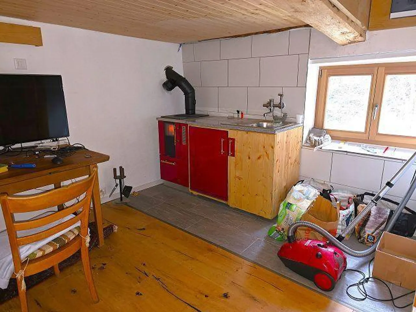 Tre edifici in una posizione isolata con molto terreno ideale per l'allevamento di animali - Foto 2 di 48