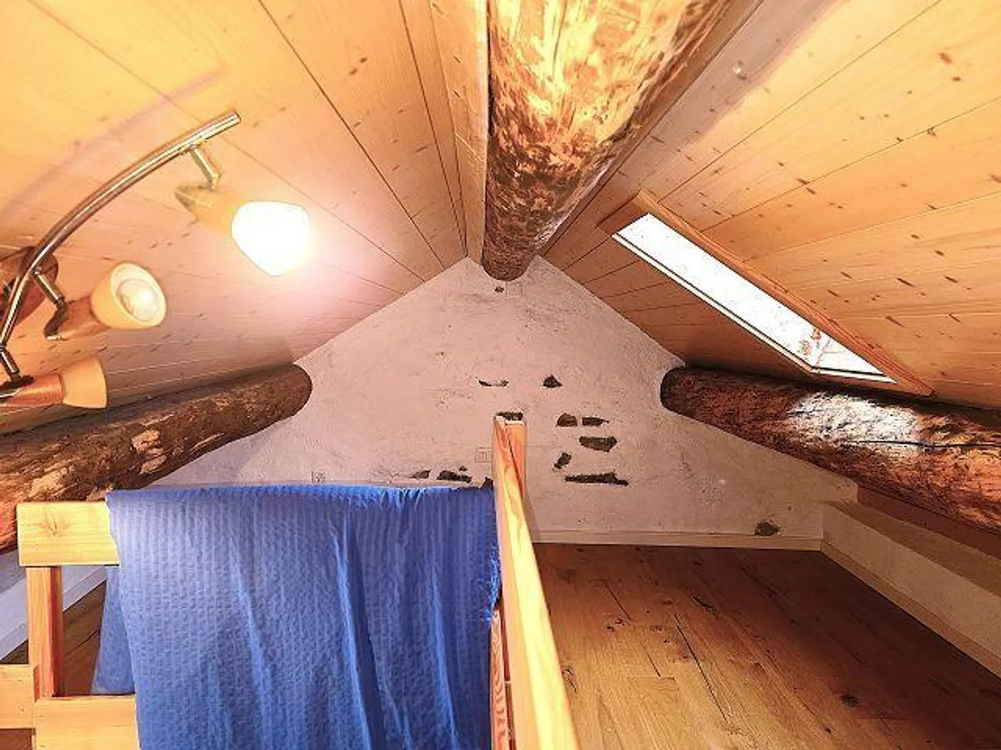 Tre edifici in una posizione isolata con molto terreno ideale per l'allevamento di animali - Foto 4 di 48