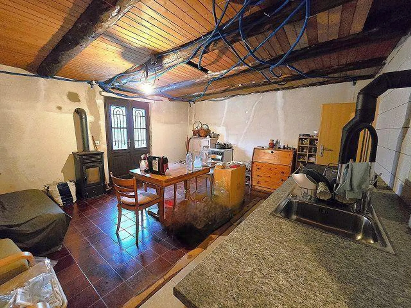 Tre edifici in una posizione isolata con molto terreno ideale per l'allevamento di animali - Foto 10 di 48