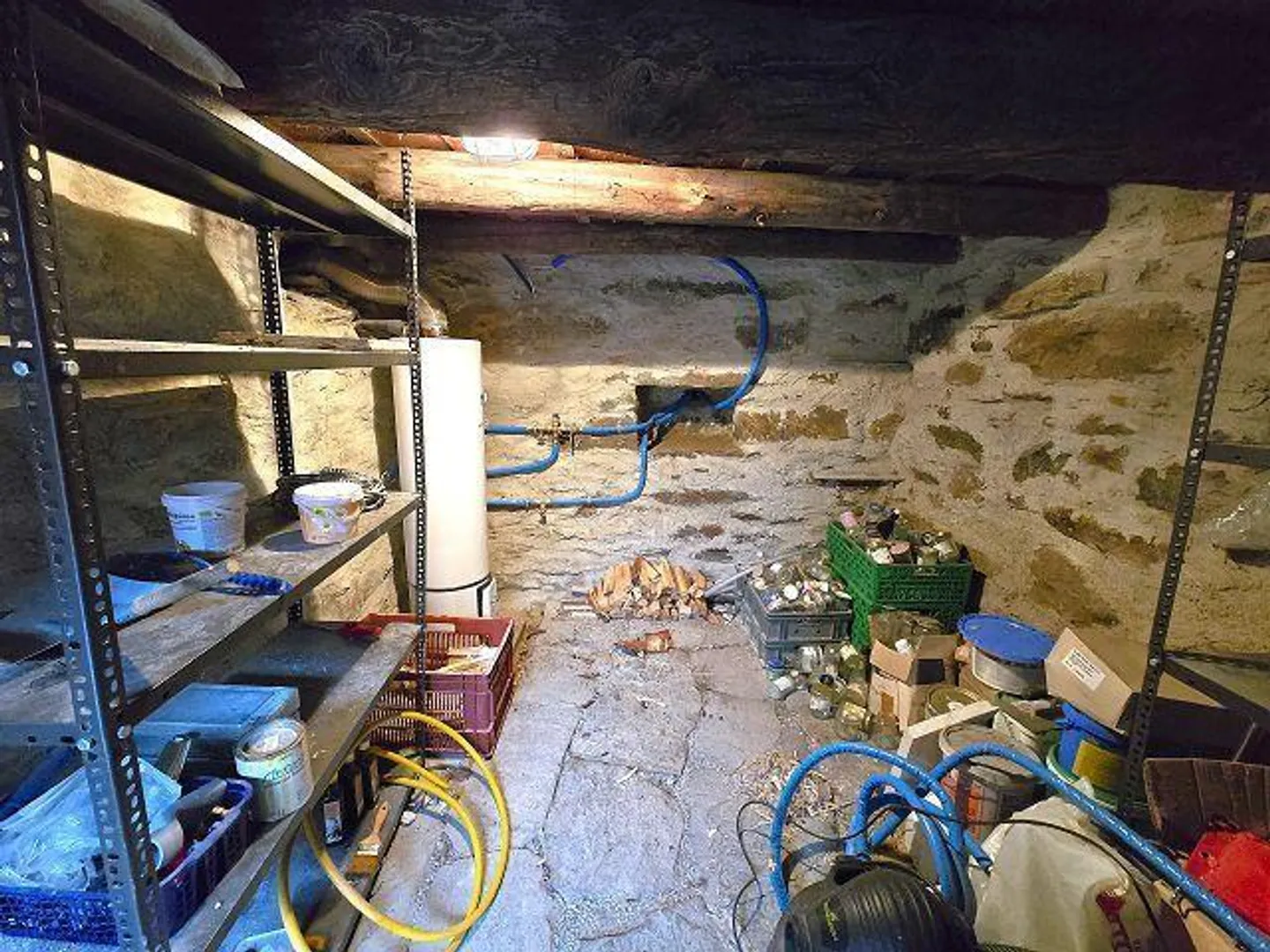 Tre edifici in una posizione isolata con molto terreno ideale per l'allevamento di animali - Foto 21 di 48