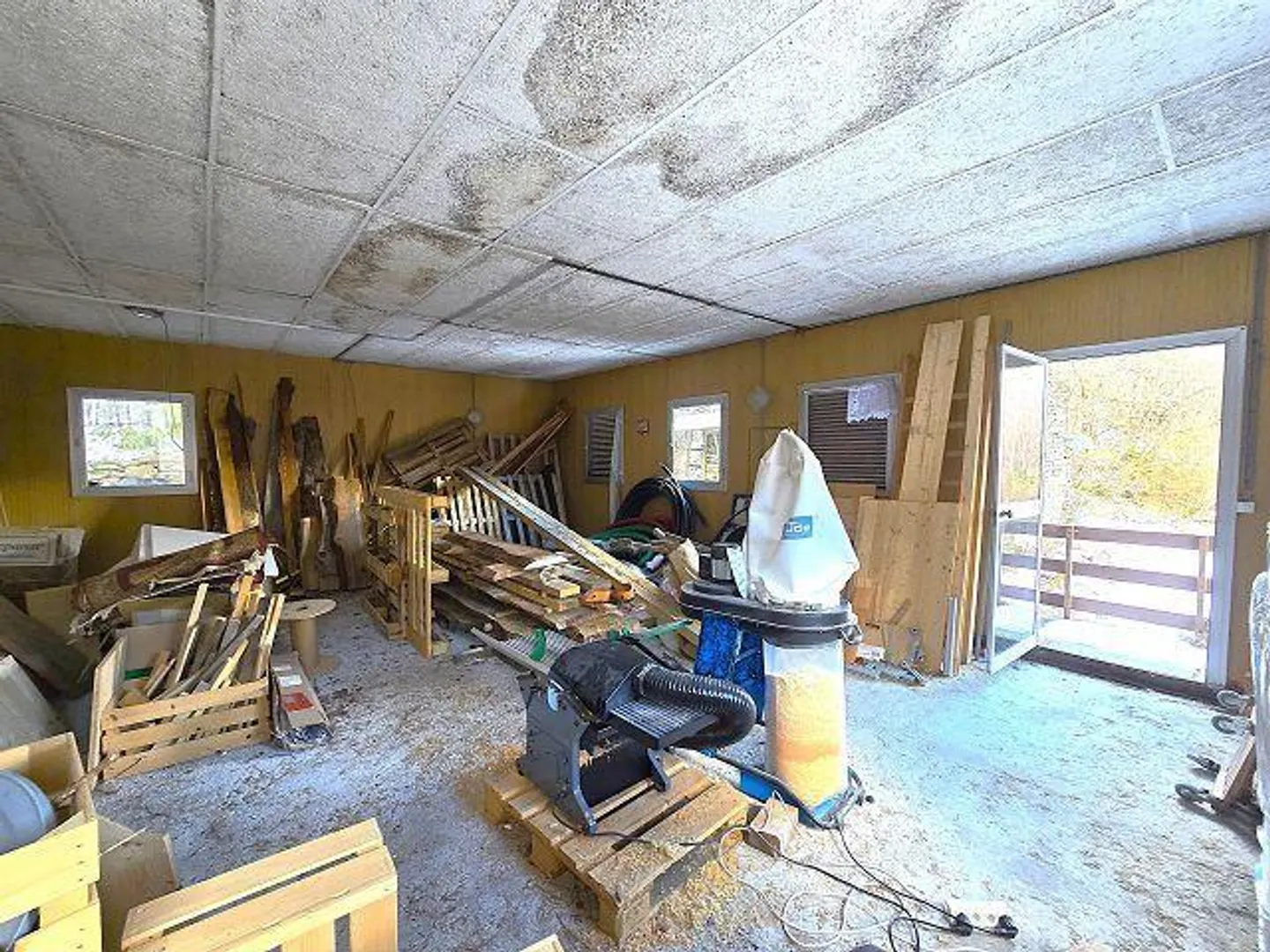 Tre edifici in una posizione isolata con molto terreno ideale per l'allevamento di animali - Foto 5 di 48