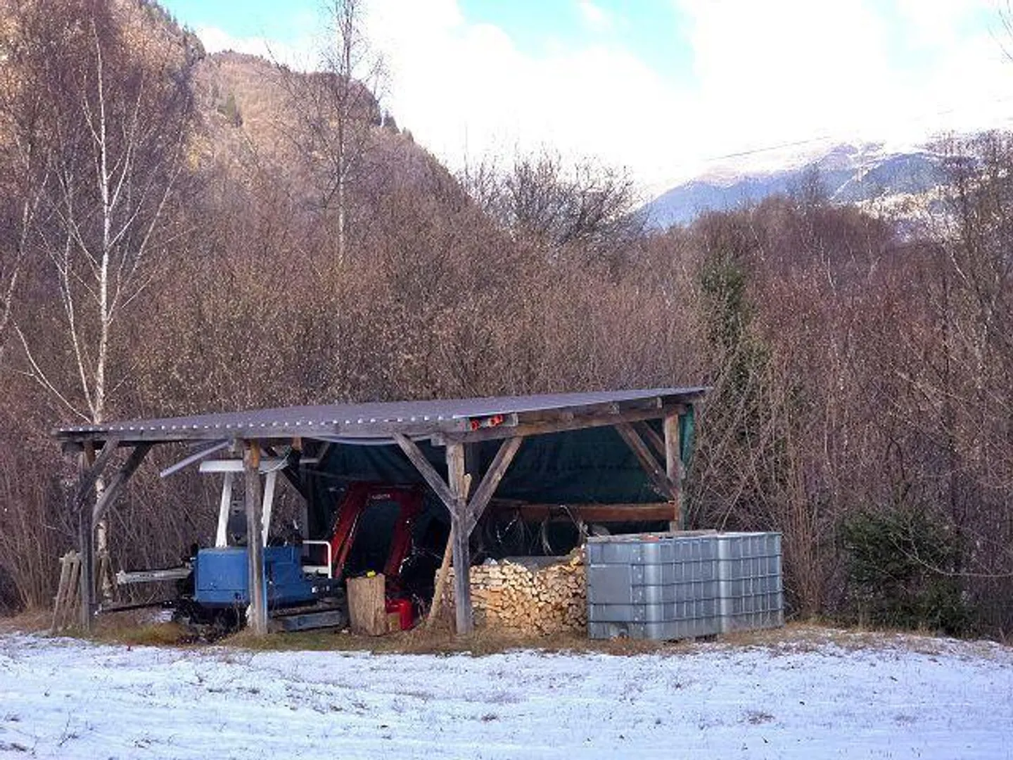 Tre edifici in una posizione isolata con molto terreno ideale per l'allevamento di animali - Foto 23 di 48