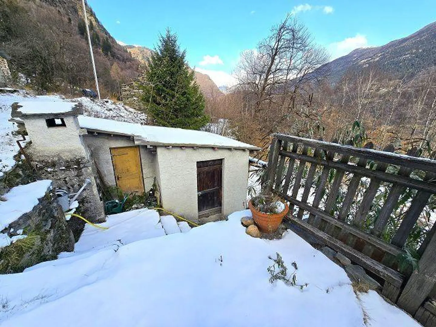Tre edifici in una posizione isolata con molto terreno ideale per l'allevamento di animali - Foto 25 di 48