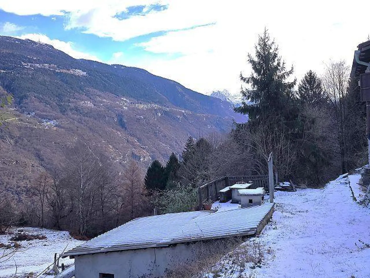 Tre edifici in una posizione isolata con molto terreno ideale per l'allevamento di animali - Foto 31 di 48