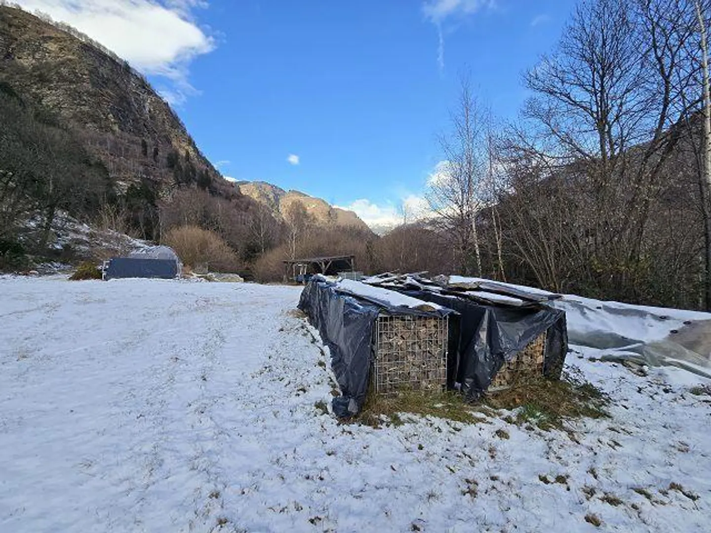 Tre edifici in una posizione isolata con molto terreno ideale per l'allevamento di animali - Foto 32 di 48