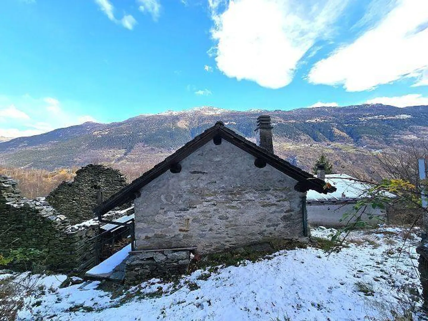 Tre edifici in una posizione isolata con molto terreno ideale per l'allevamento di animali - Foto 33 di 48
