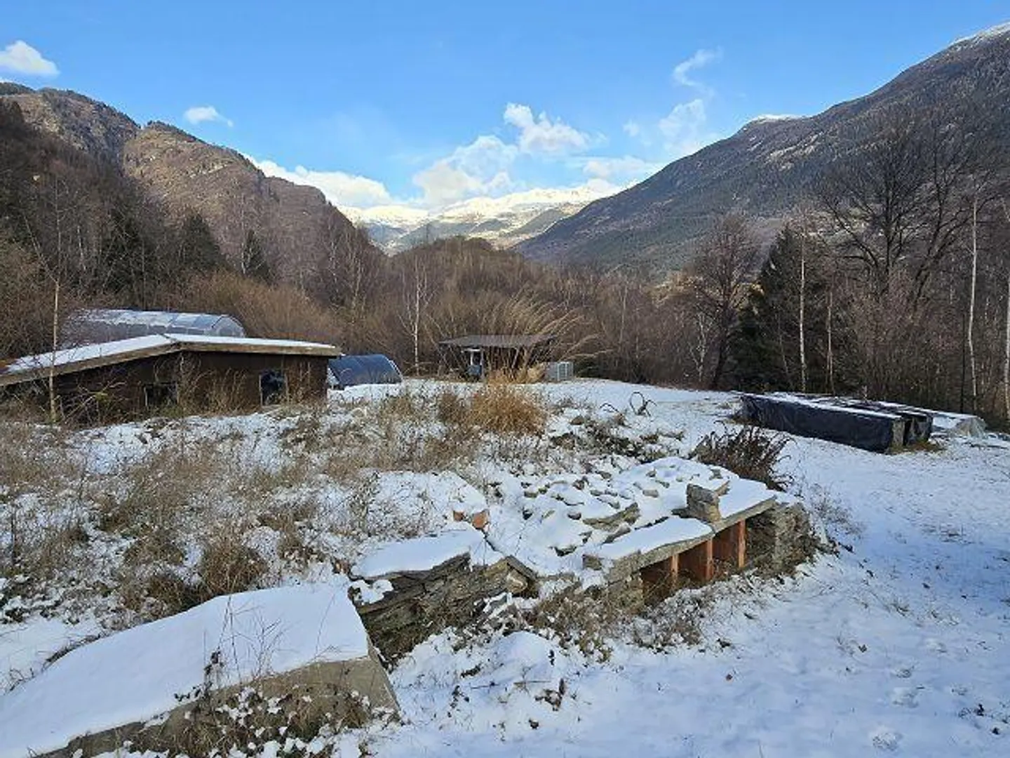Tre edifici in una posizione isolata con molto terreno ideale per l'allevamento di animali - Foto 35 di 48