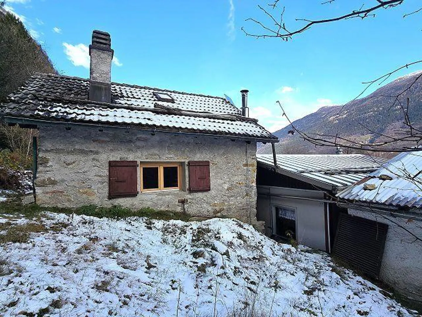 Tre edifici in una posizione isolata con molto terreno ideale per l'allevamento di animali - Foto 37 di 48