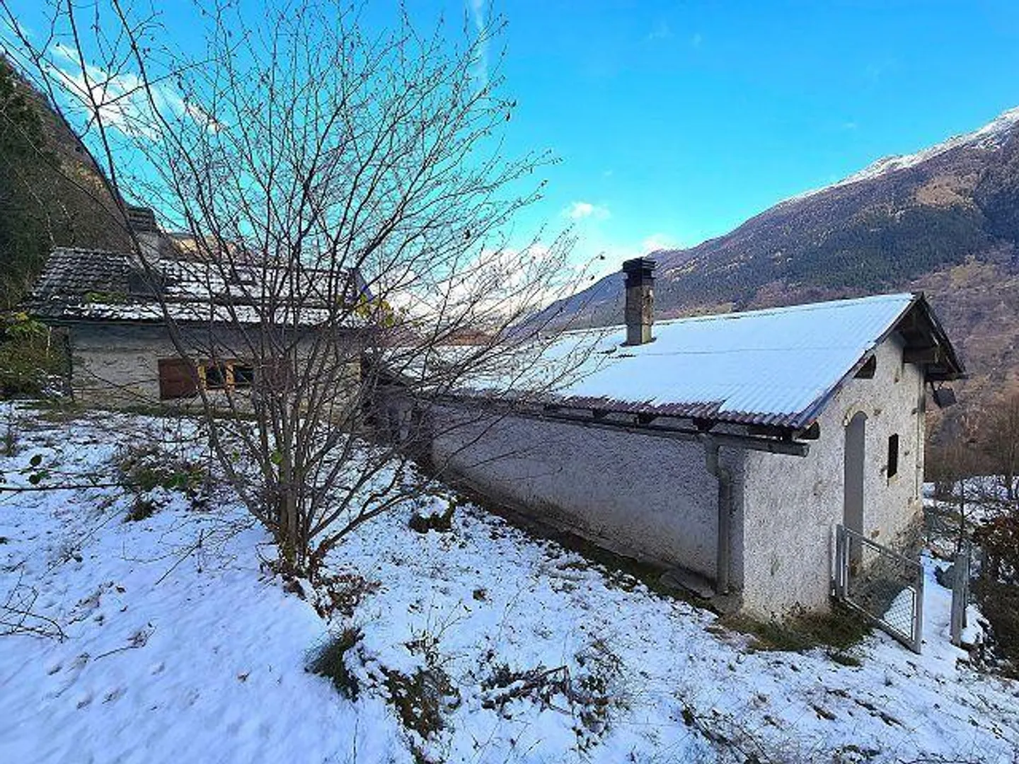 Tre edifici in una posizione isolata con molto terreno ideale per l'allevamento di animali - Foto 38 di 48