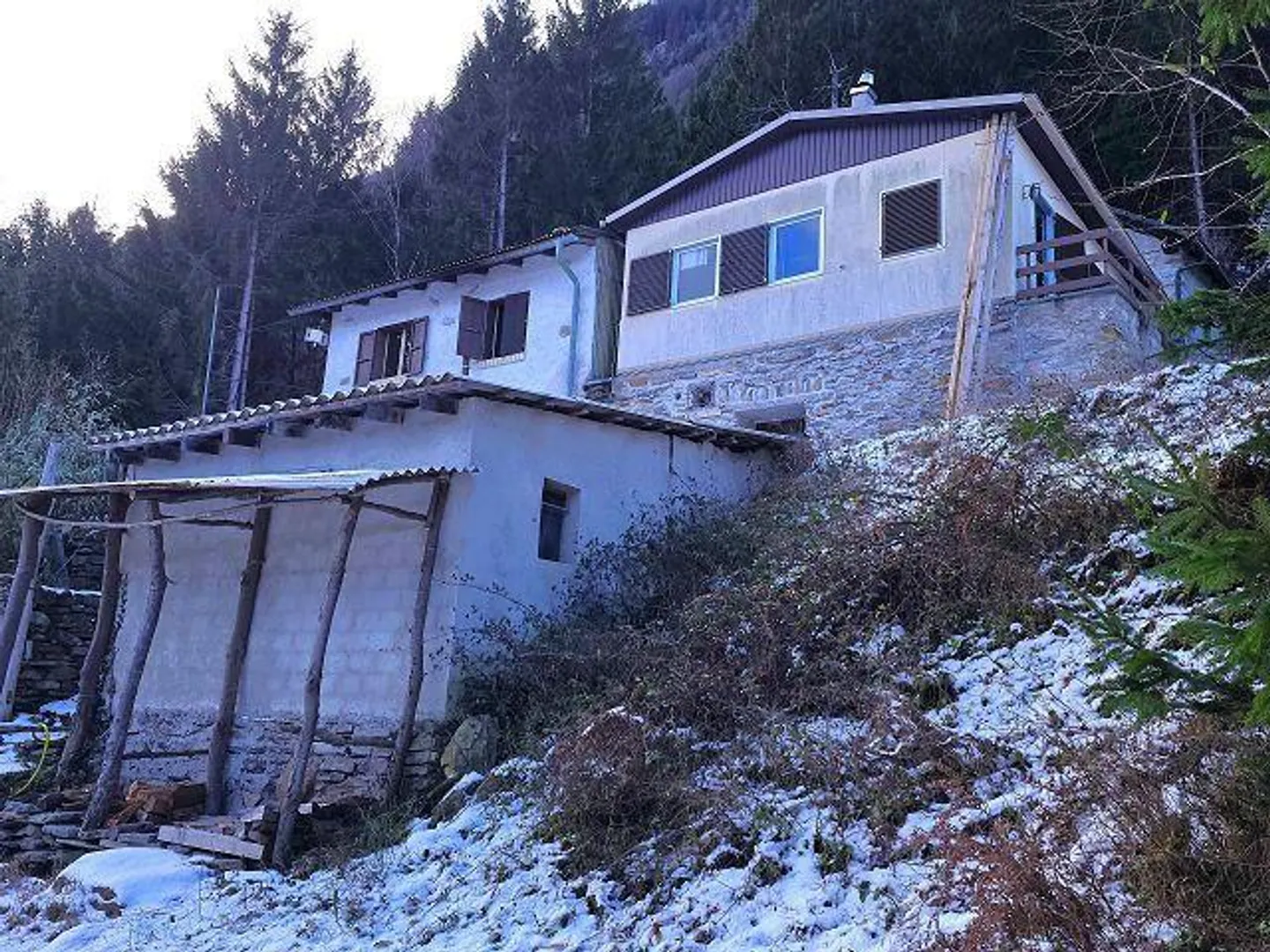 Tre edifici in una posizione isolata con molto terreno ideale per l'allevamento di animali - Foto 39 di 48