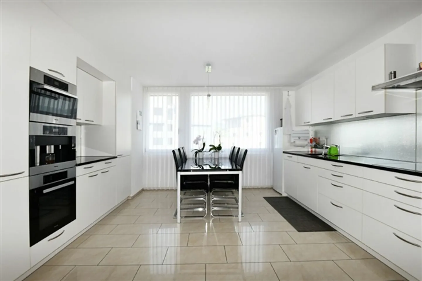 SPACIOUS APARTMENT WITH IDEAL FLOOR PLAN NEAR LAKE - Photo 6 of 9