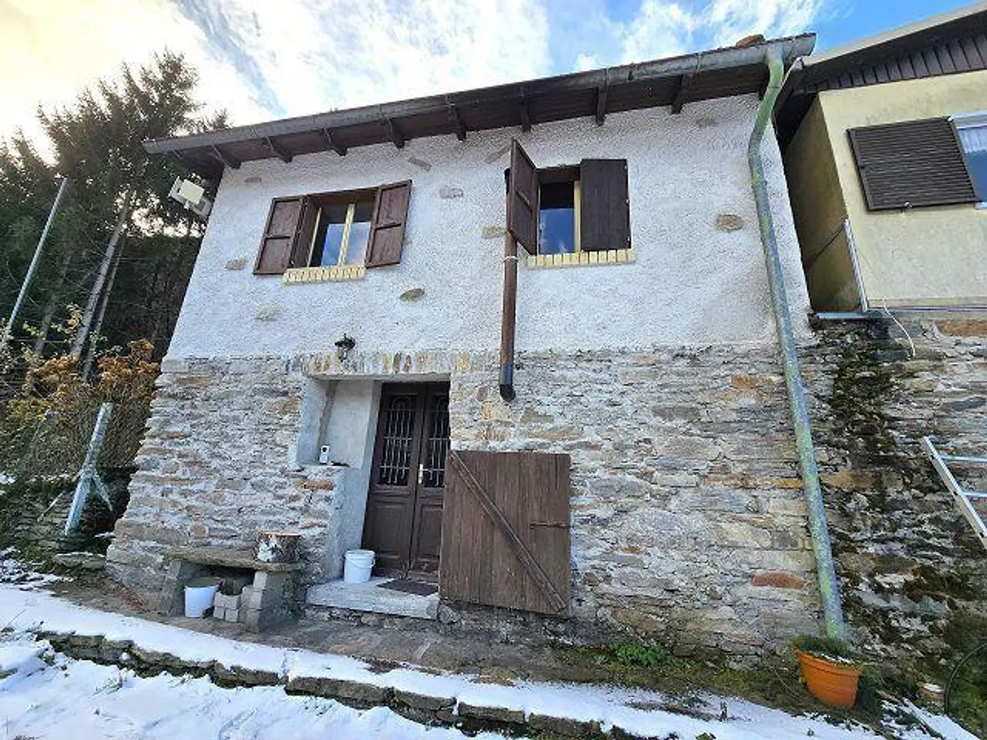 Tre edifici in una posizione isolata con molto terreno ideale per l'allevamento di animali - Foto 40 di 48