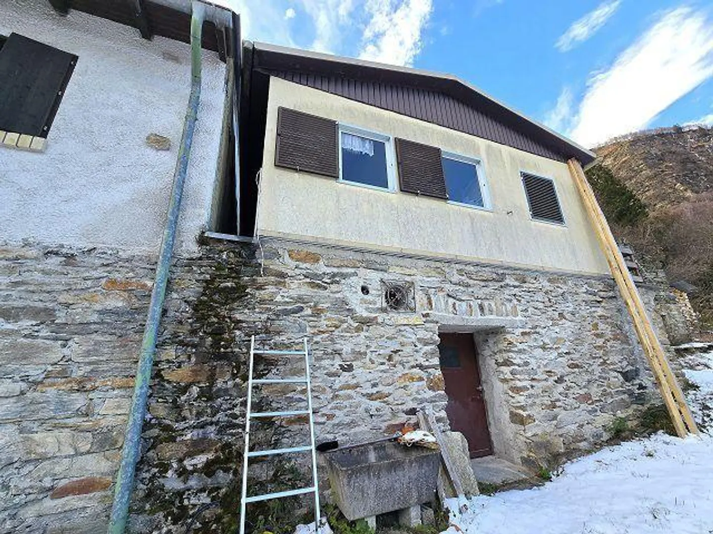 Tre edifici in una posizione isolata con molto terreno ideale per l'allevamento di animali - Foto 41 di 48