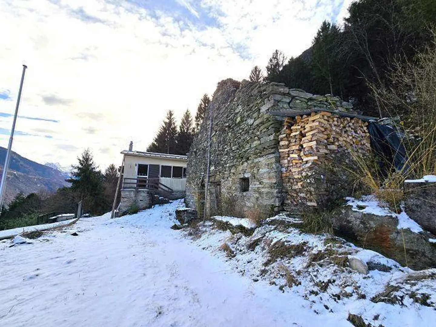 Tre edifici in una posizione isolata con molto terreno ideale per l'allevamento di animali - Foto 42 di 48