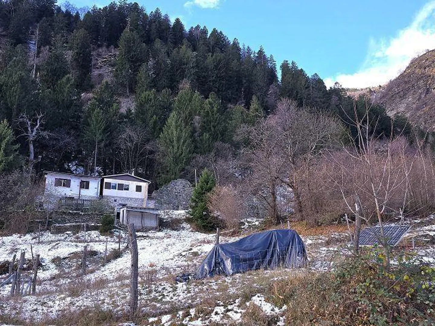 Tre edifici in una posizione isolata con molto terreno ideale per l'allevamento di animali - Foto 43 di 48