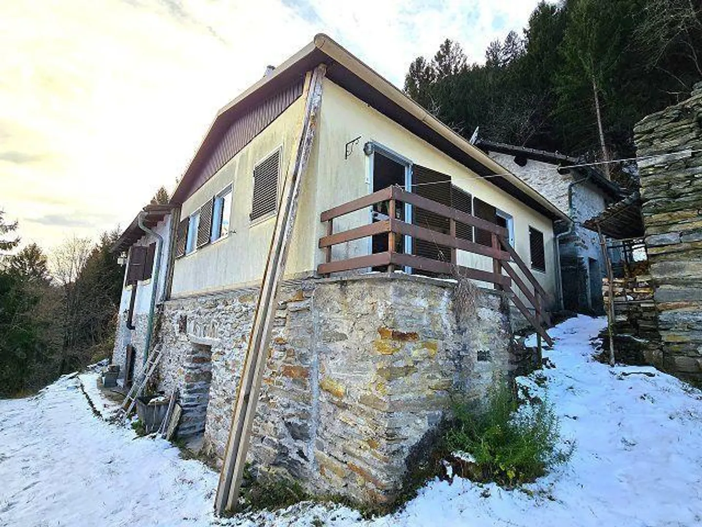 Tre edifici in una posizione isolata con molto terreno ideale per l'allevamento di animali - Foto 44 di 48