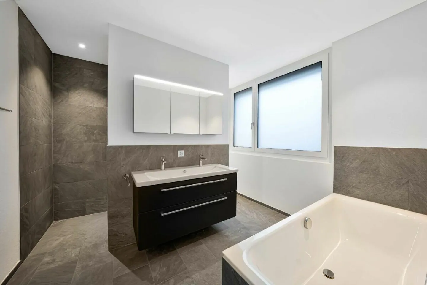 Arrive and feel at home - Stylish 4½-room ground floor apartment - Photo 5 of 14