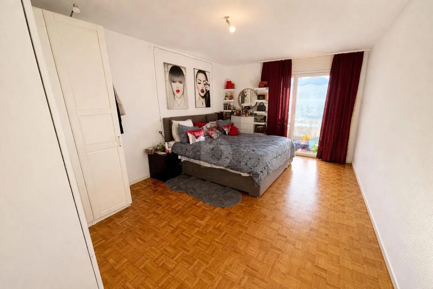 Großzügige Volumen mit Blick auf den See und die Berge - Foto 3 von 6