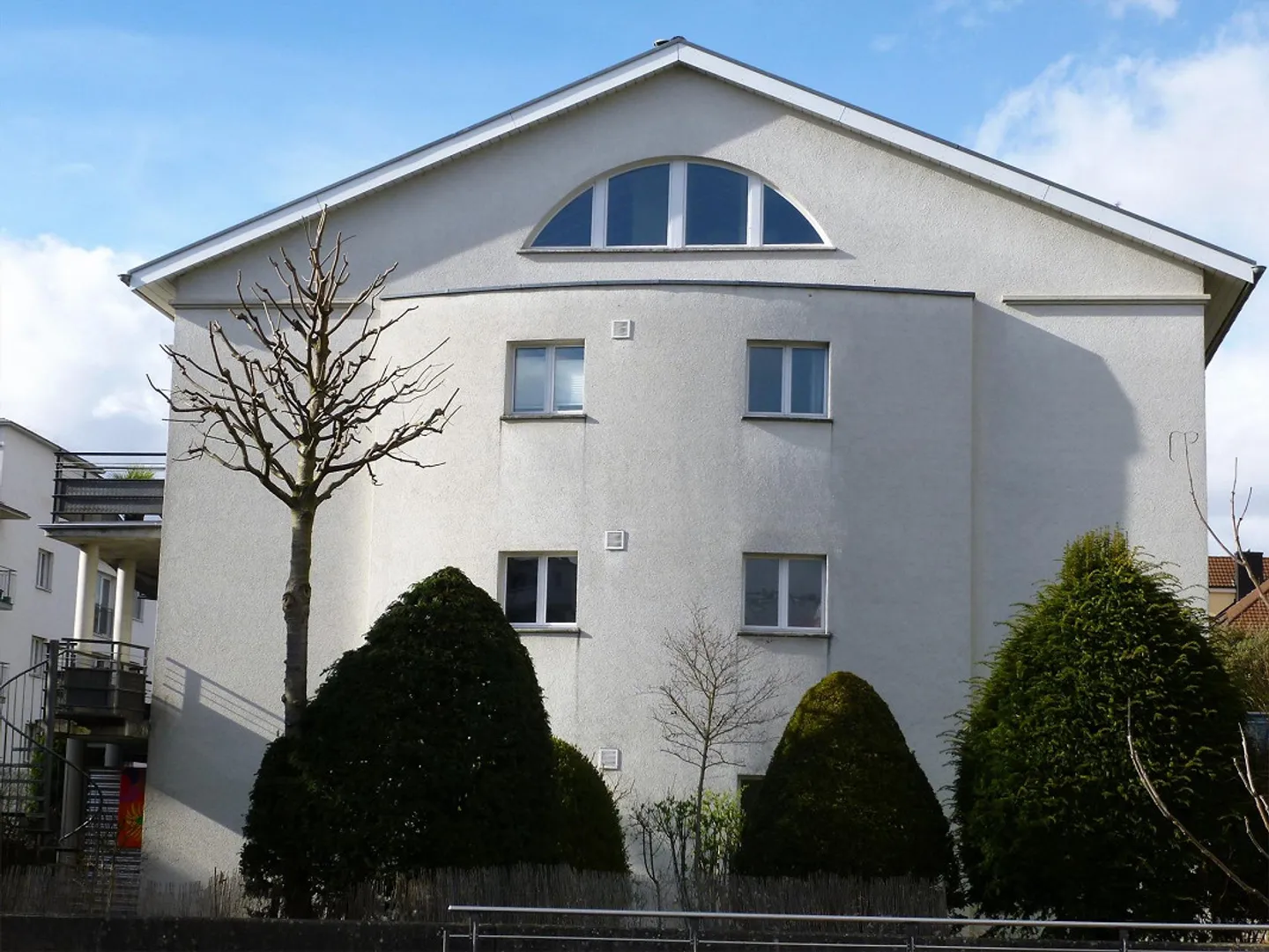 Helle 4.5-Zimmerwohnung mit Gartensitzplatz und Autoabstellplatz - Foto 1 von 12