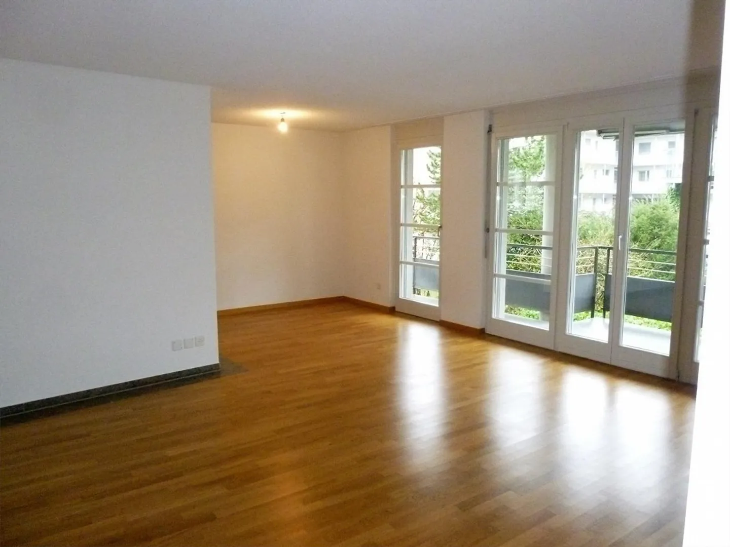 Helle 4.5-Zimmerwohnung mit Gartensitzplatz und Autoabstellplatz - Foto 2 von 12