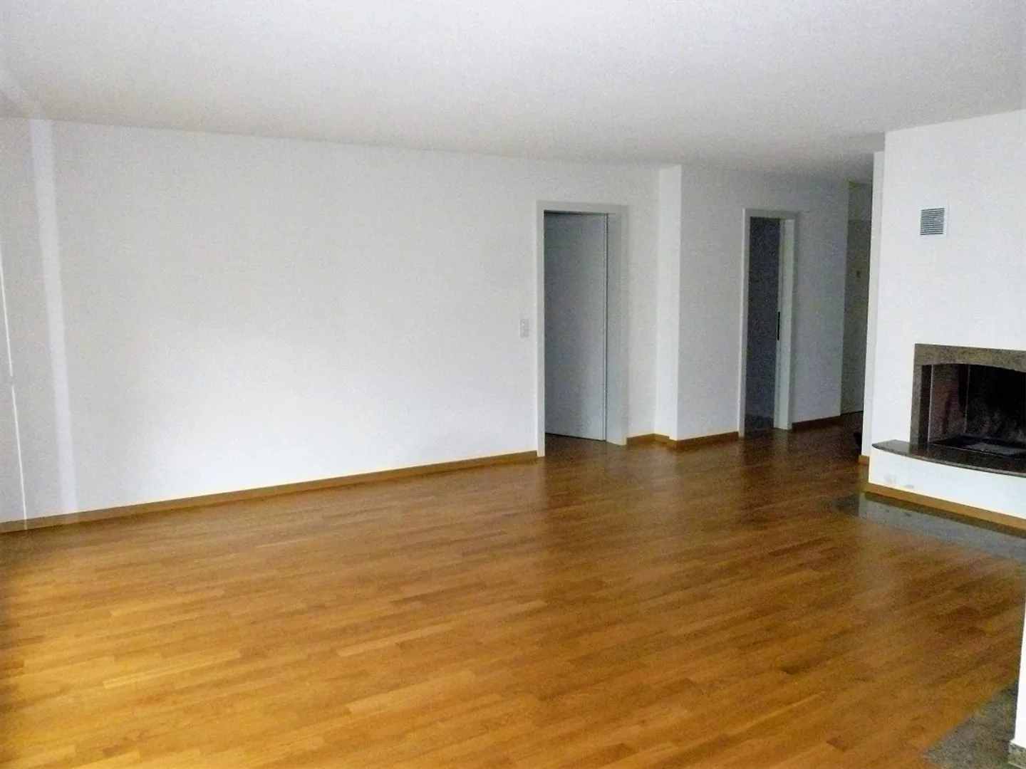 Helle 4.5-Zimmerwohnung mit Gartensitzplatz und Autoabstellplatz - Foto 3 von 12