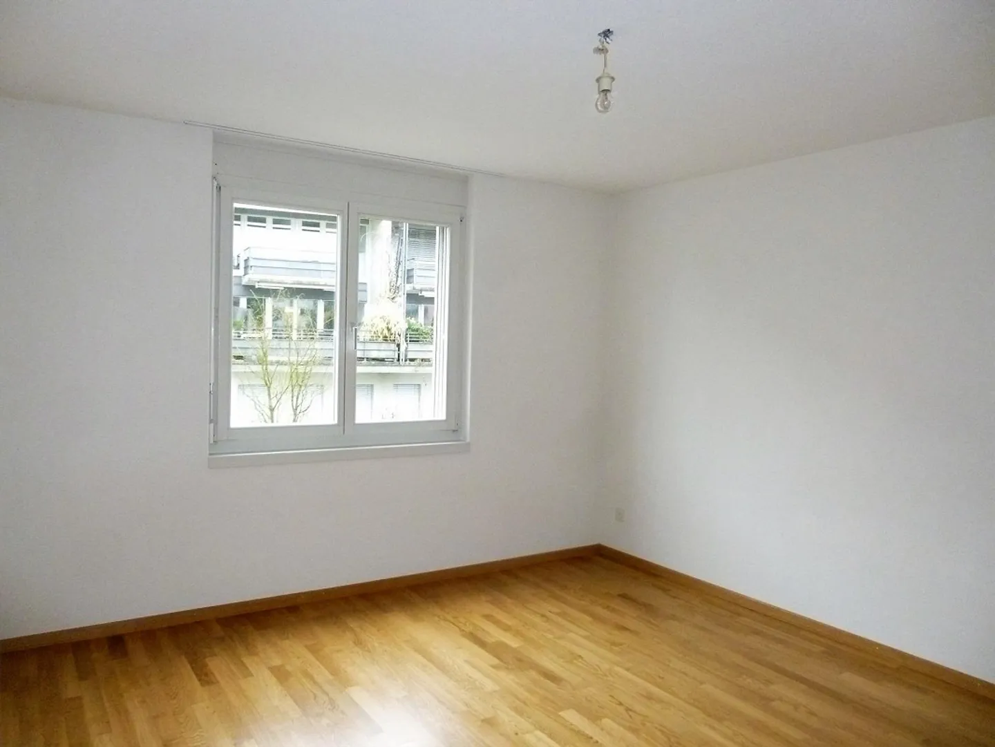 Helle 4.5-Zimmerwohnung mit Gartensitzplatz und Autoabstellplatz - Foto 4 von 12