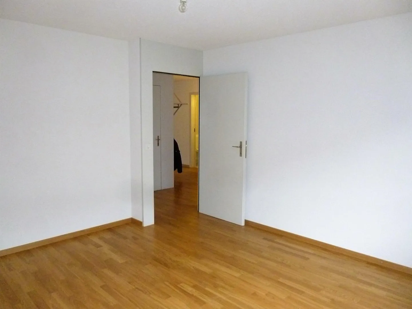 Helle 4.5-Zimmerwohnung mit Gartensitzplatz und Autoabstellplatz - Foto 5 von 12