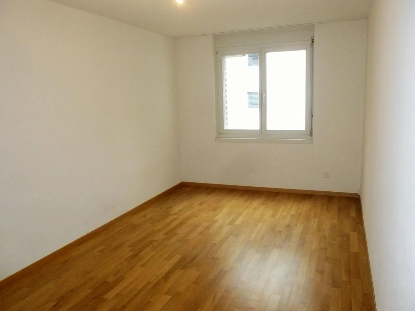 Helle 4.5-Zimmerwohnung mit Gartensitzplatz und Autoabstellplatz - Foto 6 von 12