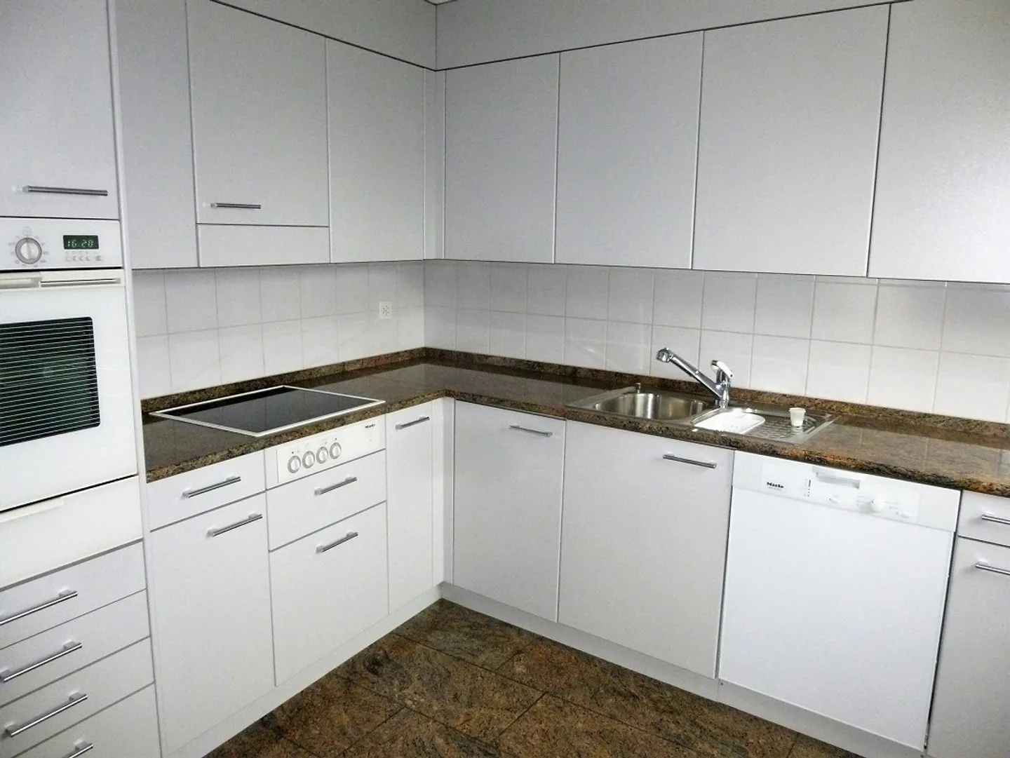 Helle 4.5-Zimmerwohnung mit Gartensitzplatz und Autoabstellplatz - Foto 7 von 12