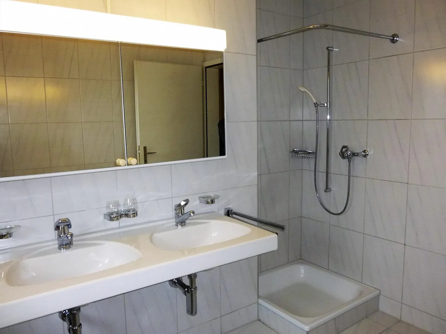 Helle 4.5-Zimmerwohnung mit Gartensitzplatz und Autoabstellplatz - Foto 9 von 12