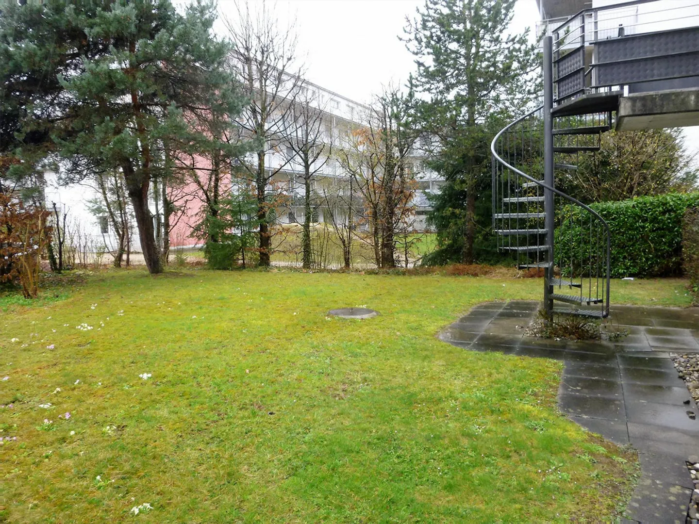Helle 4.5-Zimmerwohnung mit Gartensitzplatz und Autoabstellplatz - Foto 11 von 12