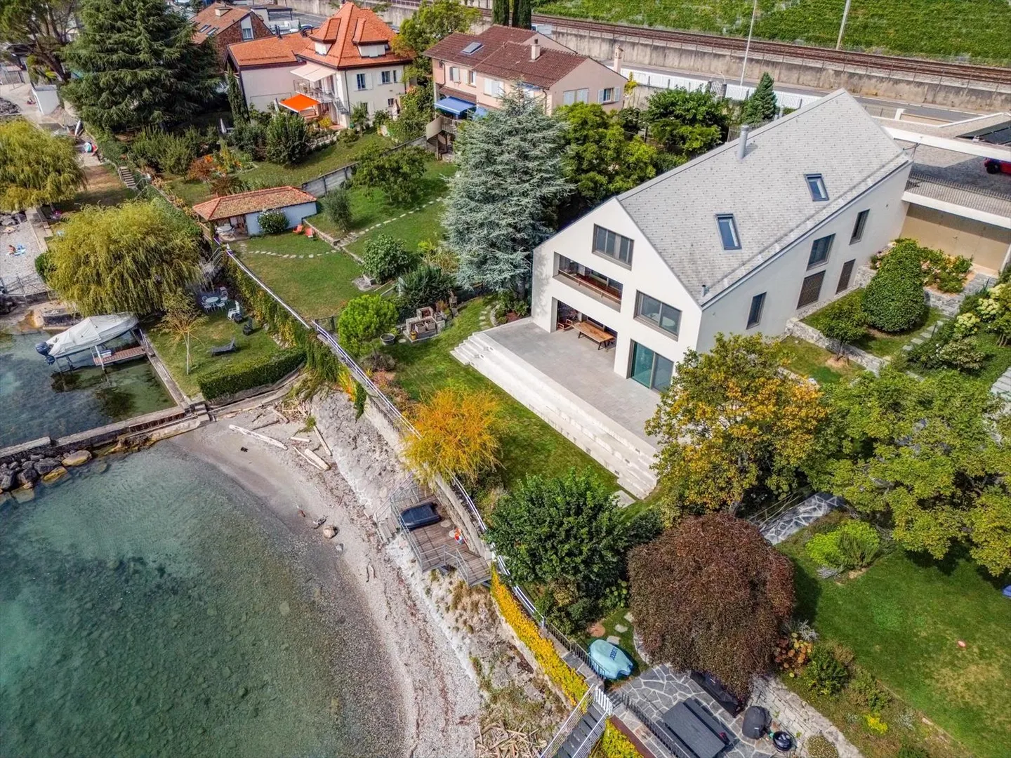 Villa di Eccezione in Prima Linea al Lago! - Foto 1 di 13