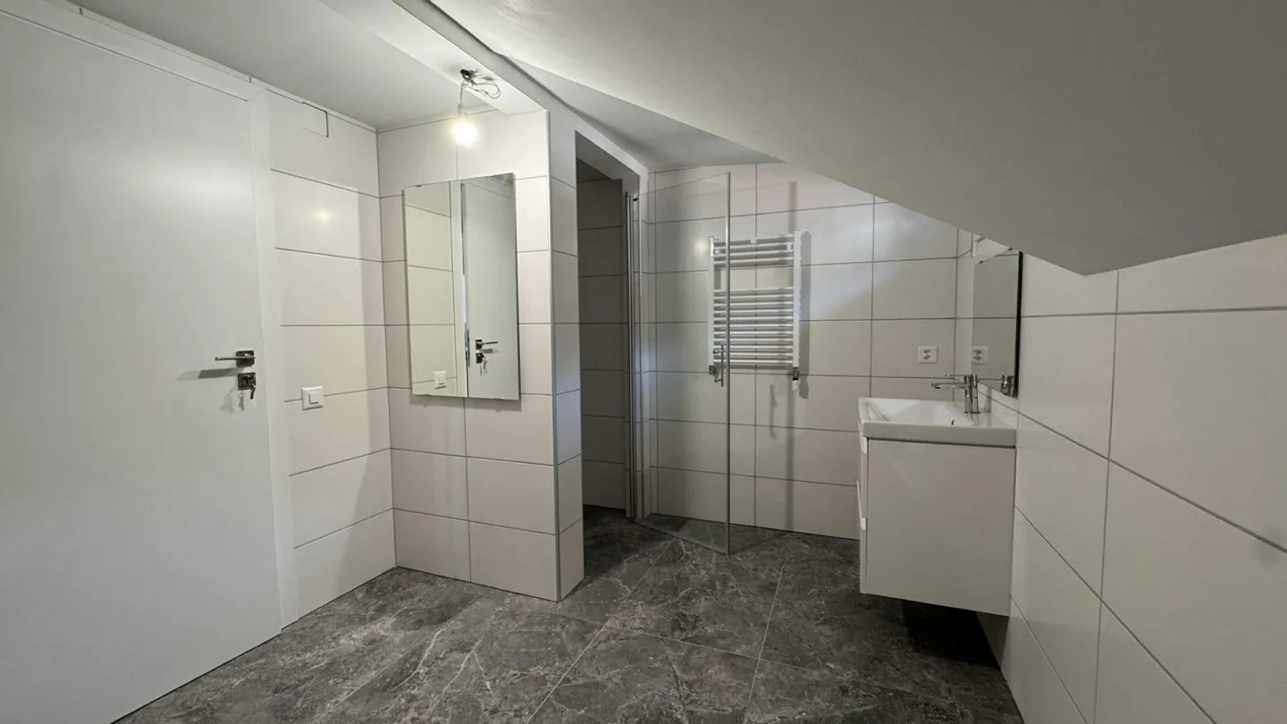 Frisch renovierte 3.5-Zimmerwohnung mit Panorama in Malix - Foto 6 von 10