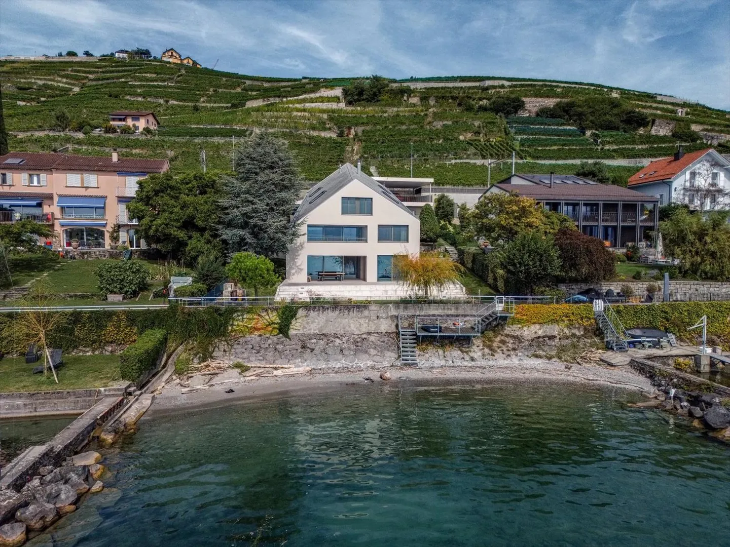 Villa di Eccezione in Prima Linea al Lago! - Foto 2 di 13
