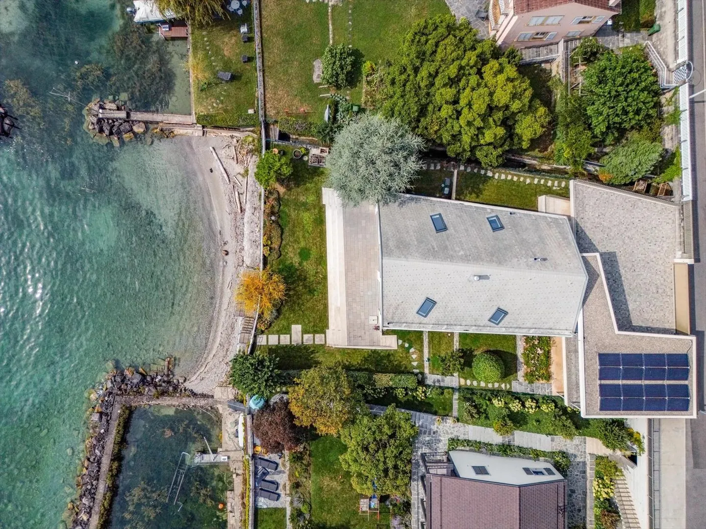 Villa di Eccezione in Prima Linea al Lago! - Foto 3 di 13