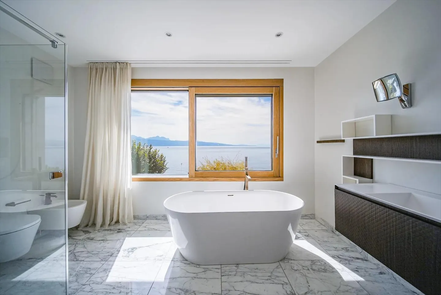 Villa di Eccezione in Prima Linea al Lago! - Foto 11 di 13