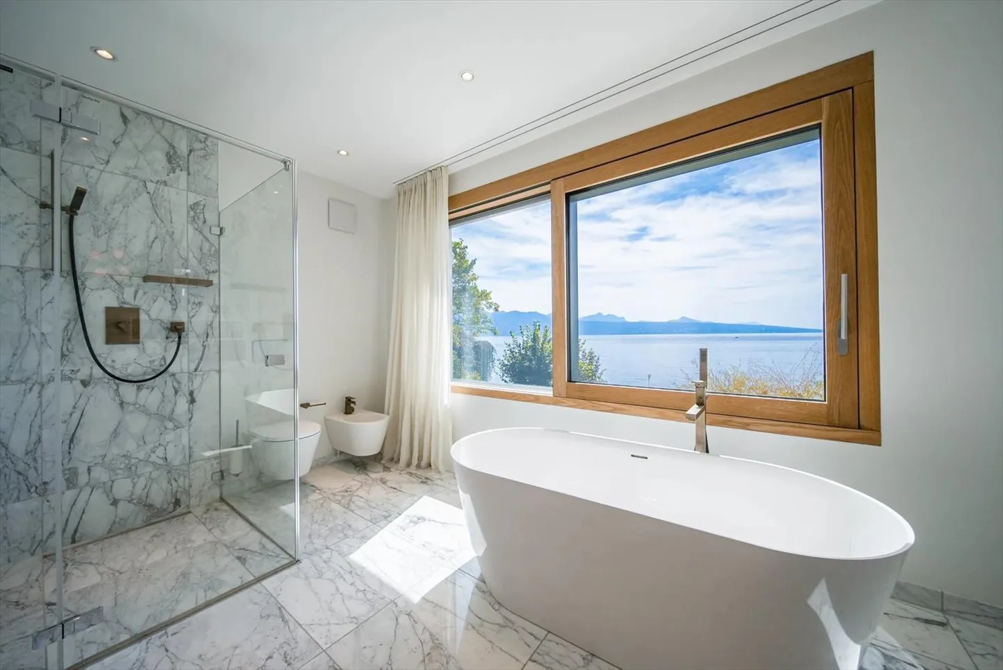 Villa di Eccezione in Prima Linea al Lago! - Foto 12 di 13