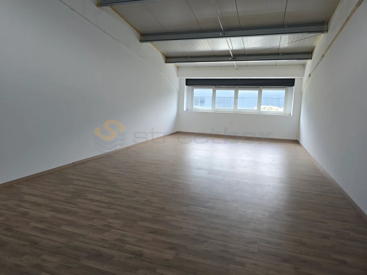 Espace Commercial Spacieux à Louer - Photo 5 sur 6