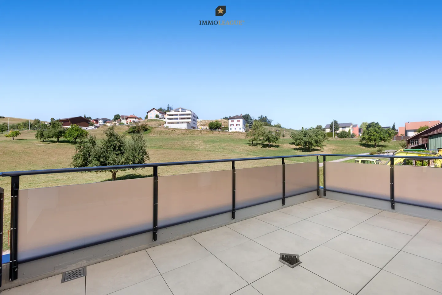 Stylish Apartment with Green View - Photo 4 of 7