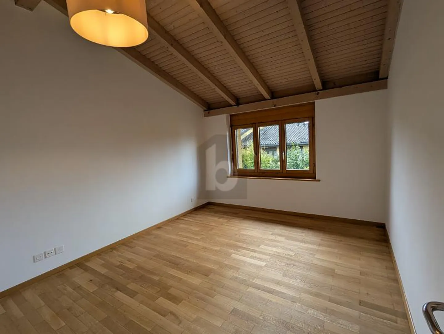 SPACE WONDER, WELL SUNLIT AND QUIET - Photo 3 of 6