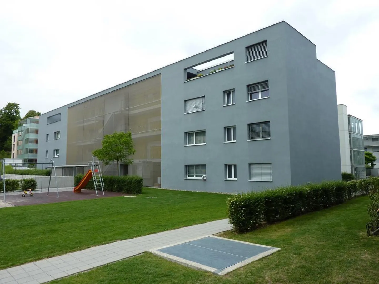 Appartement moderne de 4,5 pièces avec patio - Photo 1 sur 7