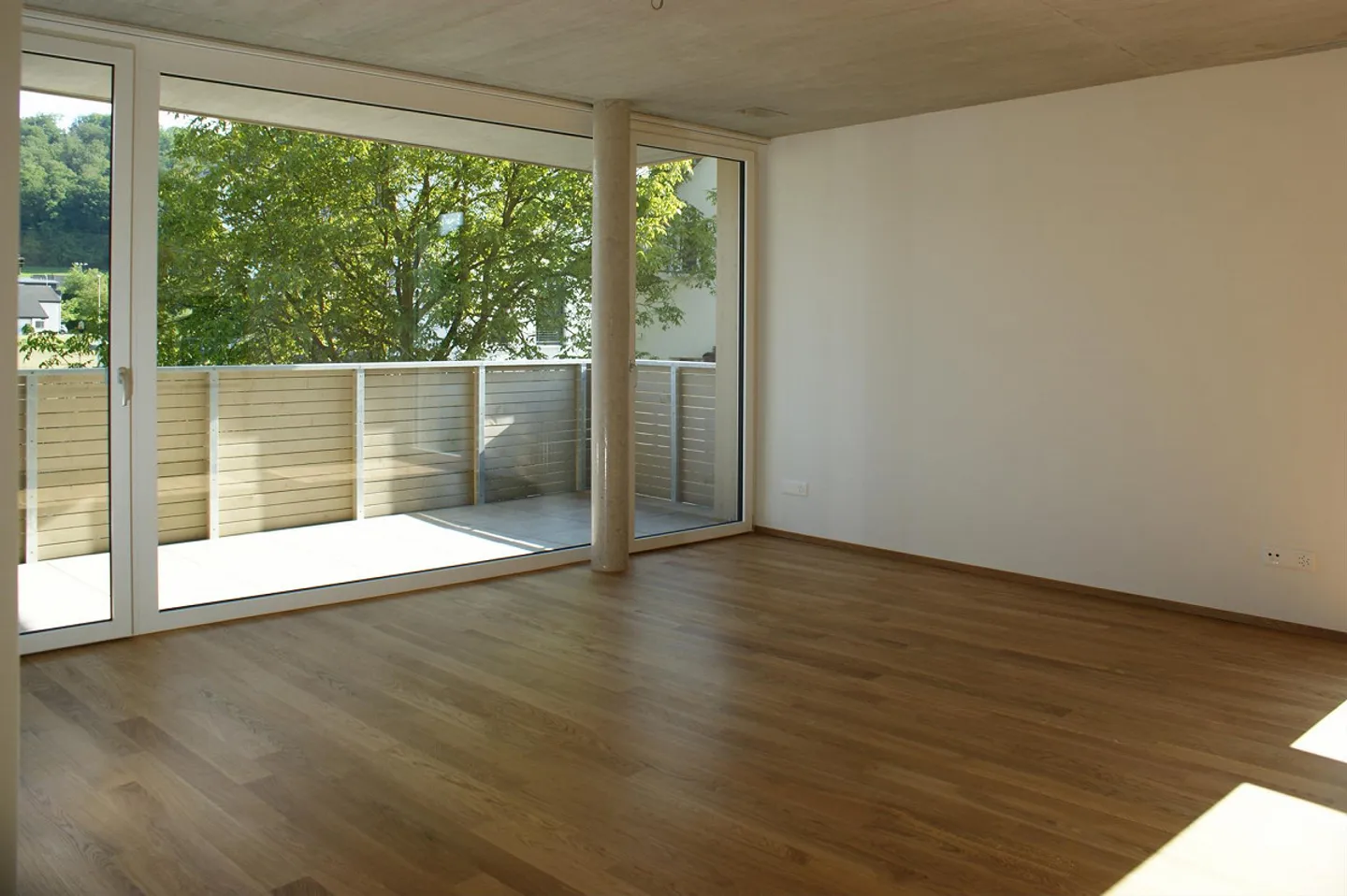 Modern apartment seeks new tenant - Photo 3 of 11