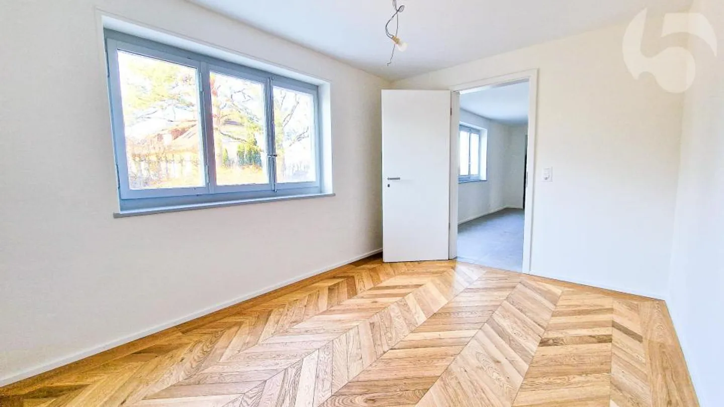 Magnifico appartamento di 3,5 stanze al piano terra di una villa d'architetto con giardino privato (robot tosaerba, irrigazione automatica) e stazione LEB in loco. - Foto 10 di 13