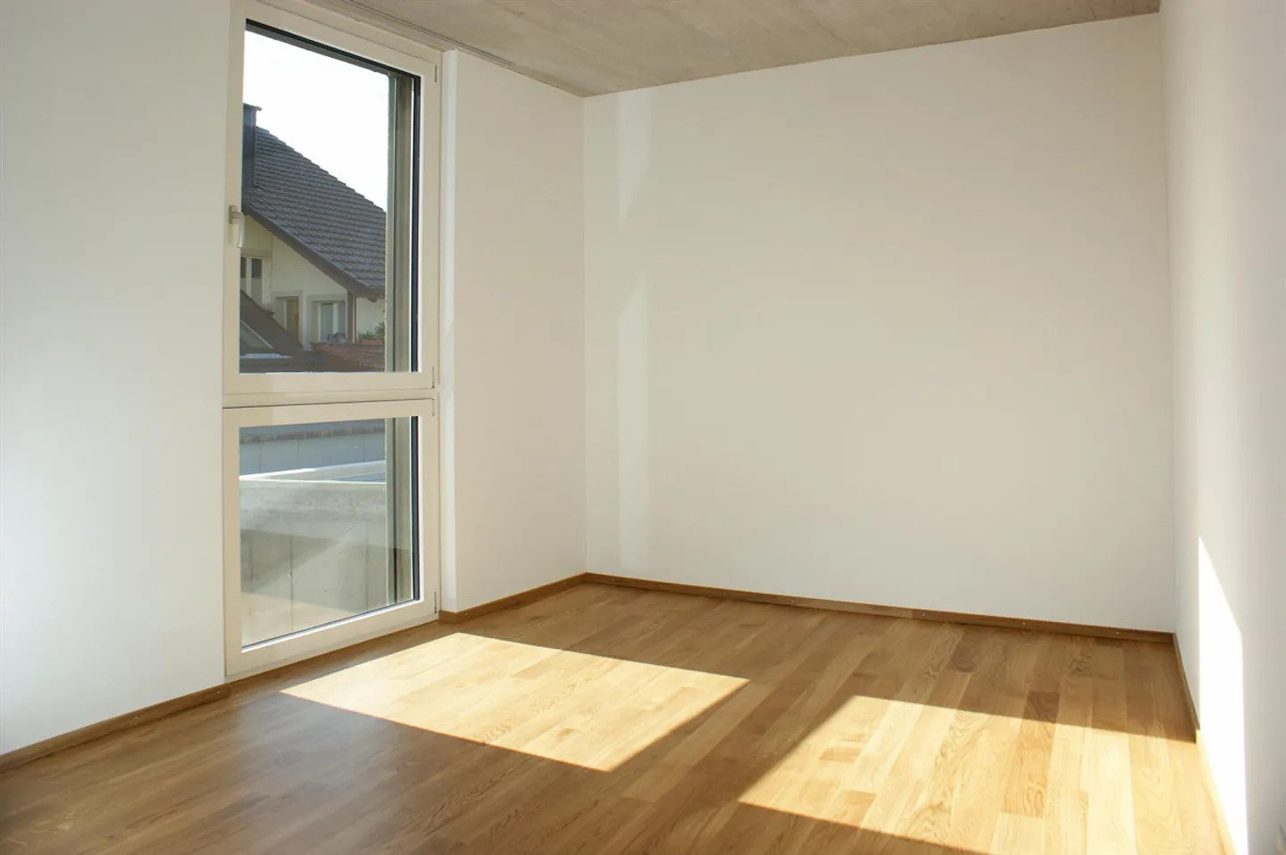 Modern apartment seeks new tenant - Photo 4 of 11