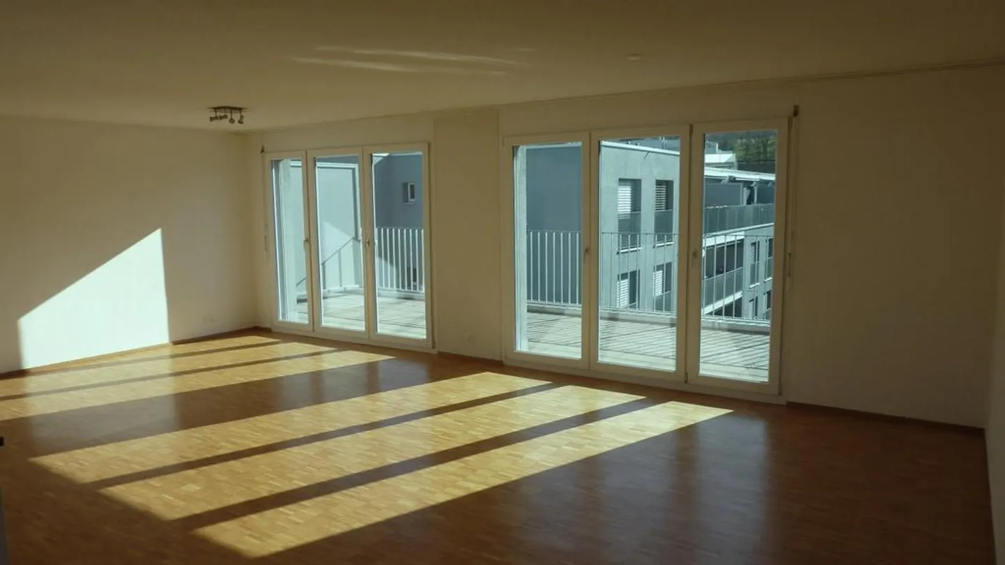 Appartement moderne de 4,5 pièces avec patio - Photo 2 sur 7