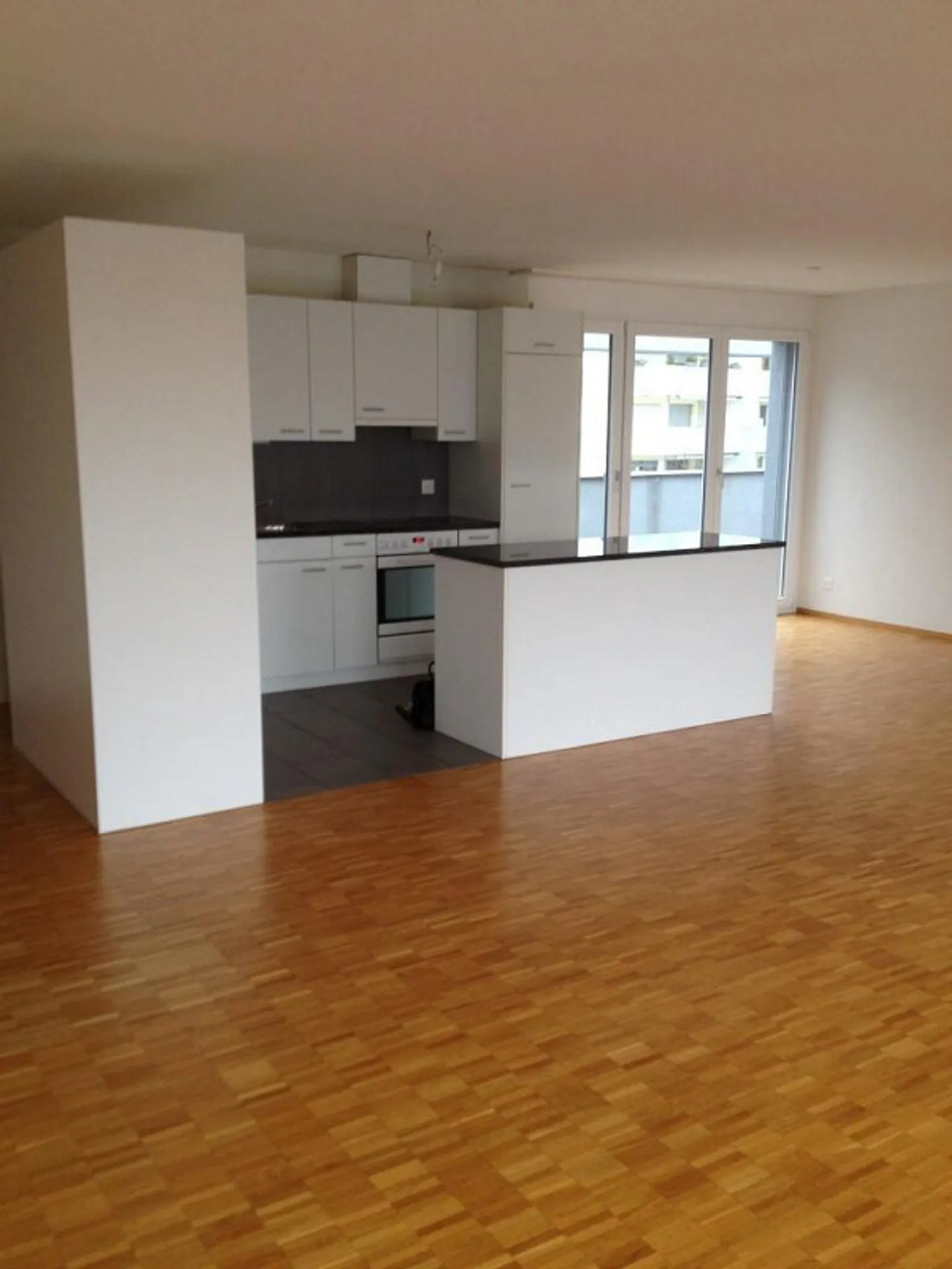 Appartement moderne de 4,5 pièces avec patio - Photo 3 sur 7