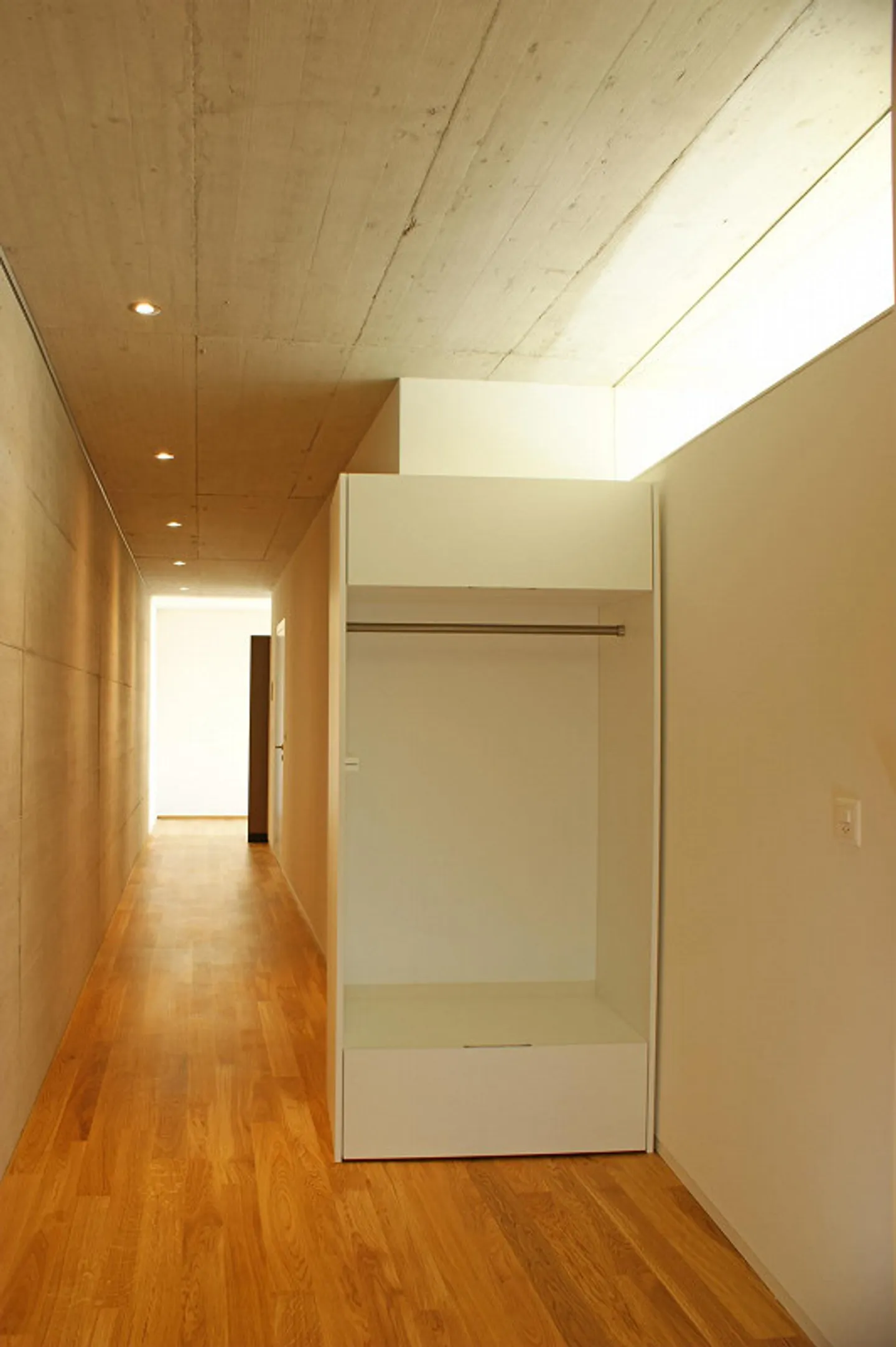 Modern apartment seeks new tenant - Photo 7 of 11