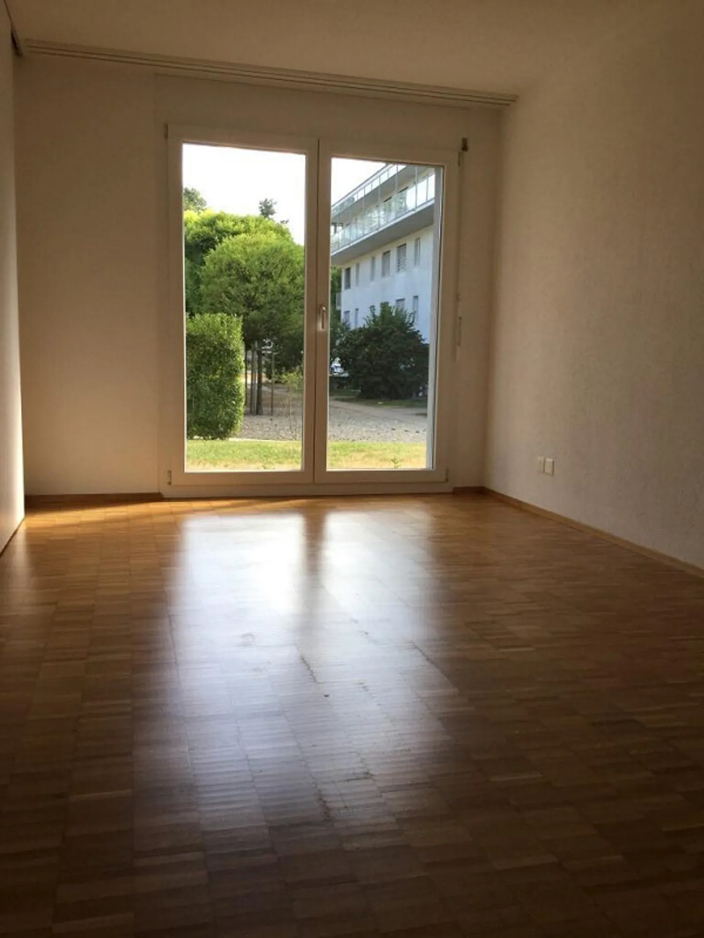 Appartement moderne de 4,5 pièces avec patio - Photo 4 sur 7